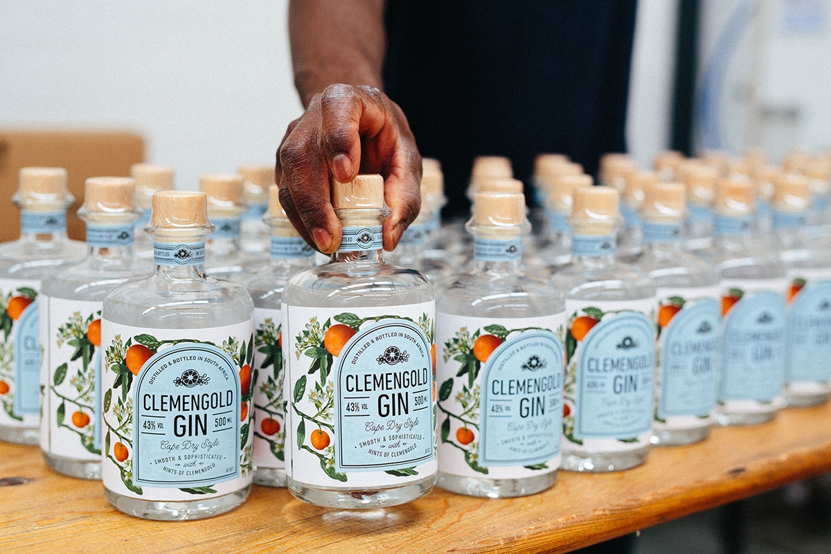 經典海角干燥風格，淡淡的柑橘味白酒包裝設計