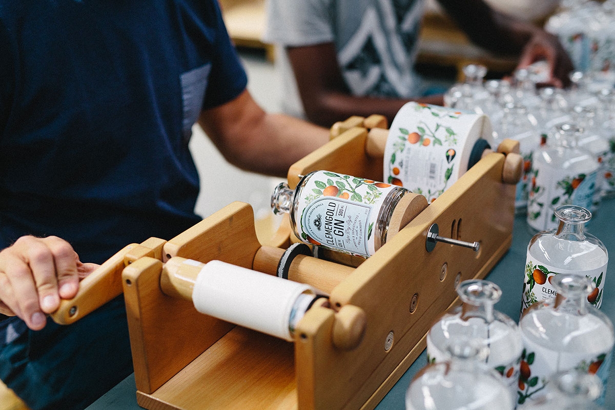 經典海角干燥風格，淡淡的柑橘味白酒包裝設計