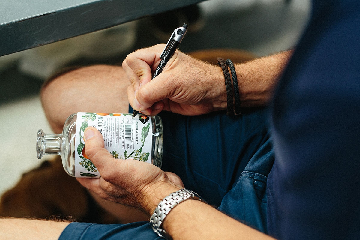 經典海角干燥風格，淡淡的柑橘味白酒包裝設計