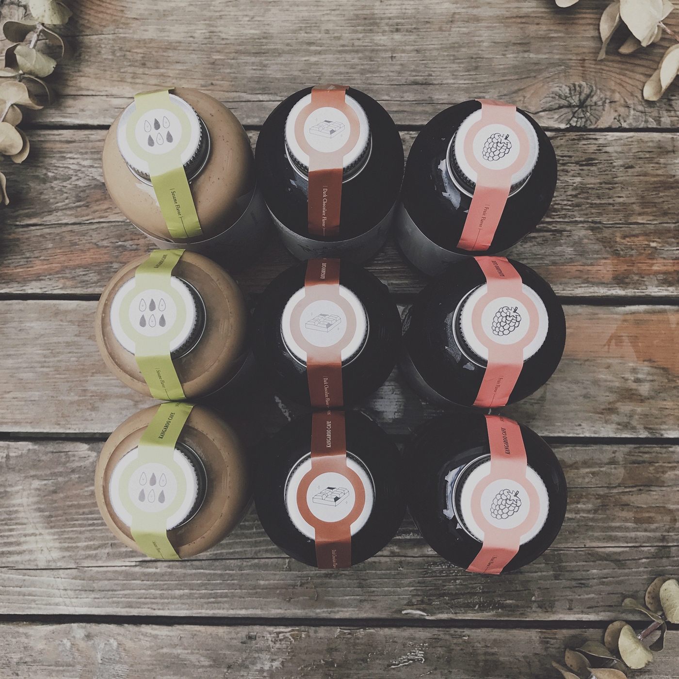 黑巧克力、水果風(fēng)味、芝麻歐蕾三種不同的咖啡包裝設(shè)計